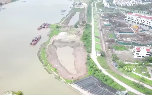 Múc đất bãi ven sông gây nguy cơ mất an toàn đê điều