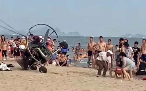 Dù lượn gắn động cơ lao vào du khách trên bãi biển Hạ Long