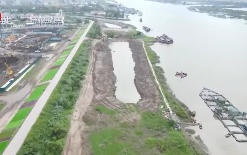 Hố sâu chạy dọc chân đê: Doanh nghiệp "thu hồi vốn", đê điều mất an toàn