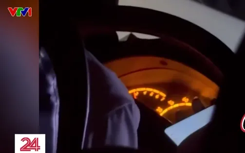 Tài xế xe khách chạy 100 km/h vẫn cầm điện thoại nhắn tin