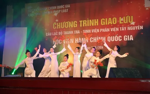 Hàng trăm sinh viên Học viện Hành chính cùng gửi thông điệp hướng về Biển Đông