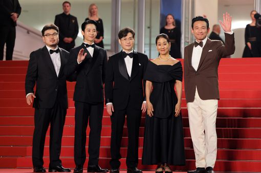 Mẹ Jung Hae In rơi nước mắt khi con trai xuất hiện tại LHP Cannes 2024
