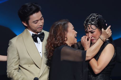 Phương Thanh bật khóc nghẹn ngào trong liveshow sau 17 năm