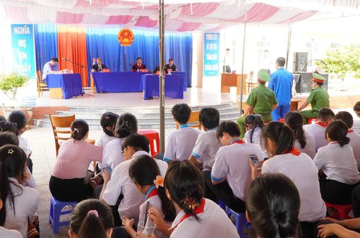 Bà Rịa - Vũng Tàu: Gần 750 học sinh và giáo viên dự phiên tòa lưu động tuyên truyền pháp luật.