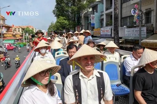 Du khách thích thú trải nghiệm tuyến bus 2 tầng mới ở TP Hồ Chí Minh