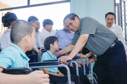 Thủ tướng thăm, tặng quà người có công và trẻ em, người khuyết tật tại Quảng Bình