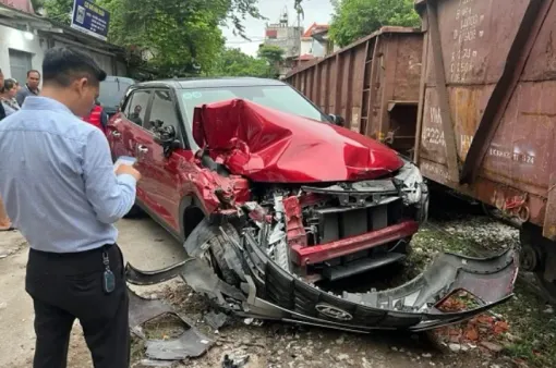 Hà Nội: Xe ô tô nát đầu vì đỗ sát đường ray khi tàu hỏa chạy qua