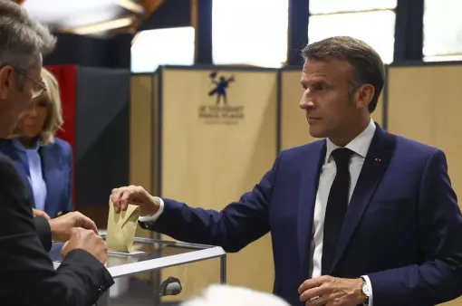 Tổng thống Pháp Emmanuel Macron bất ngờ tuyên bố giải tán Quốc hội và tổ chức bầu cử sớm