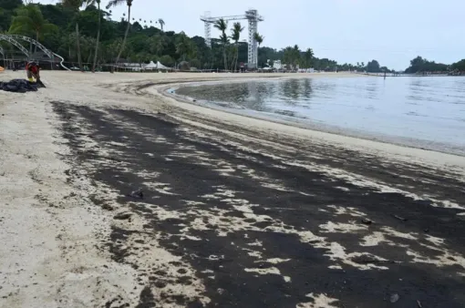 Singapore đóng cửa các bãi biển do sự cố tràn dầu