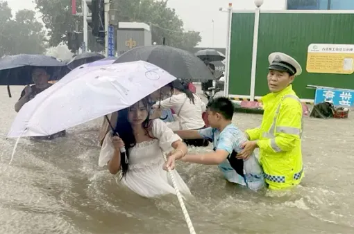 Trung Quốc dừng một số tuyến đường sắt phía Đông do mưa lớn kéo dài