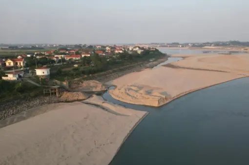 Sạt lở bờ sông Đà, uy hiếp tính mạng và tài sản của nhiều hộ dân