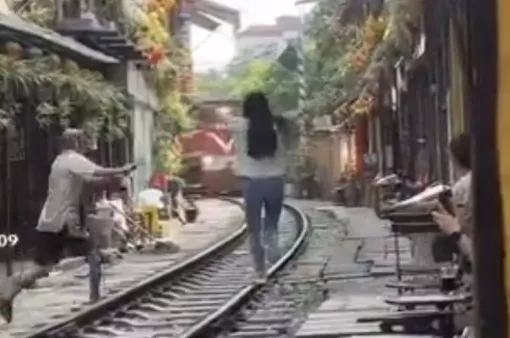 Vụ cô gái lao ra giữa đường ray ở Hà Nội: Lập biên bản phạt chủ quán cà phê