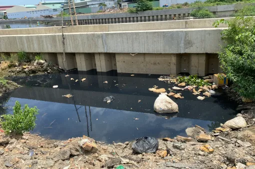 TP Hồ Chí Minh: Người dân sống gần kênh Tham Lương vẫn "chịu trận" vì mùi hôi và rác thải