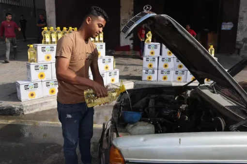 Không có xăng, người Palestine ở Dải Gaza dùng dầu ăn chạy xe