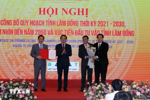 Phó Thủ tướng Trần Lưu Quang trao Quyết định phê duyệt Quy hoạch tỉnh Lâm Đồng thời kỳ 2021- 2030