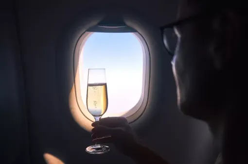Tại sao không nên đi ngủ ngay sau khi uống rượu trên máy bay?