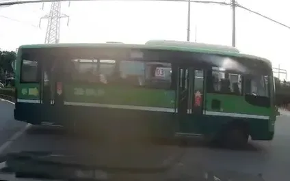 TP Hồ Chí Minh: Tài xế xe bus có thể bị sa thải nếu vượt đèn đỏ