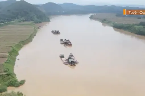 Người dân Tuyên Quang lo lắng trước nguy cơ sạt lở bờ sông