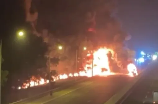 Xe bồn chở xăng dầu bị lật, cháy dữ dội trên cao tốc Hà Nội - Hải Phòng