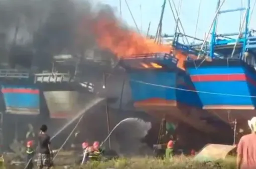 Tàu cá ở Phú Yên bốc cháy, ngư dân thiệt hại hơn nửa tỷ đồng