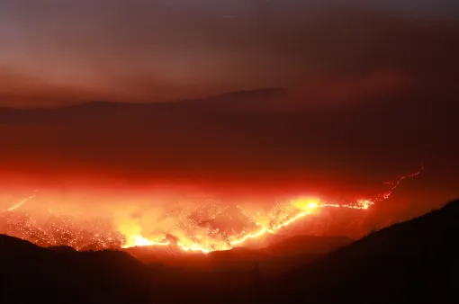 Cháy rừng dữ dội ở bang California, 13.000 người phải sơ tán