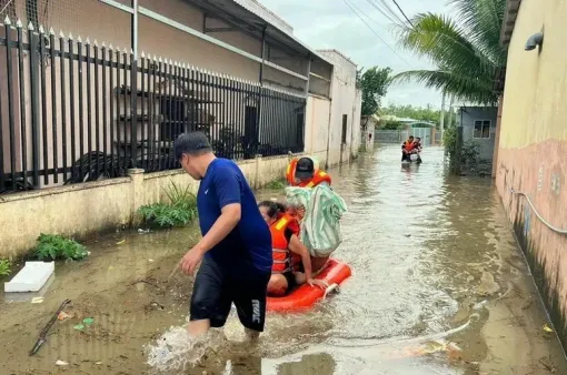 Kiên Giang: Mưa lớn làm đổ sập và tốc mái nhiều nhà dân