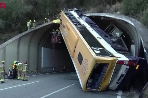 Tây Ban Nha: Hy hữu tai nạn xe bus vắt chéo cửa đường hầm