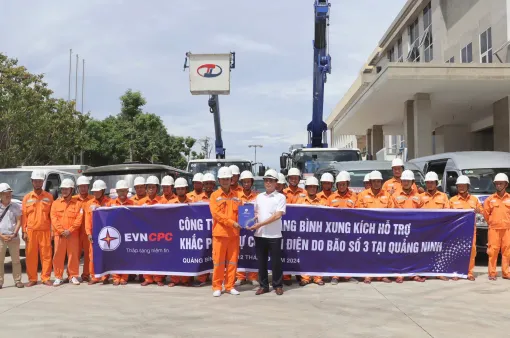 Hàng trăm kỹ sư, công nhân Điện lực miền Trung lên đường ra Bắc khắc phục sự cố lưới điện