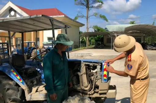 Công an tỉnh Gia Lai dán decal phản quang cho hàng nghìn xe công nông, máy kéo