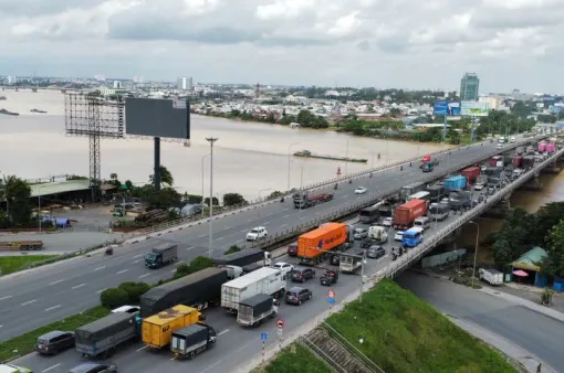 Xe đầu kéo thắng gấp làm cuộn thép rơi xuống mặt cầu Đồng Nai