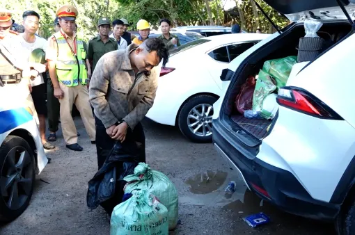 Quảng Bình: Bắt hai đối tượng mang súng đi vận chuyển 26kg ma tuý