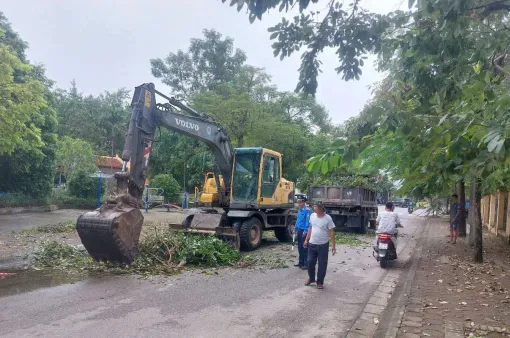 Hà Nội còn 52 điểm ngập nước phương tiện không thể đi qua