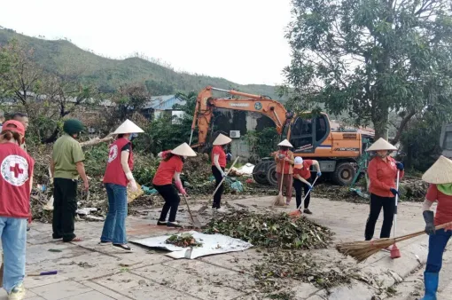 Người dân TP Hạ Long cùng nhau dọn dẹp vệ sinh môi trường sau bão số 3