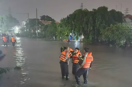 Mưa lớn cuốn trôi xe bán tải, nữ tài xế tử vong