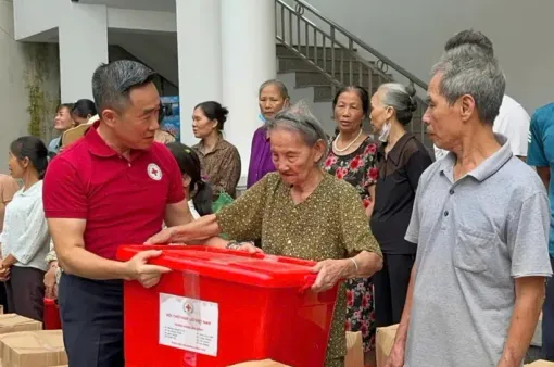 Tiếp nhận hàng hóa theo nhóm để hỗ trợ kịp thời người dân bị ảnh hưởng bão số 3