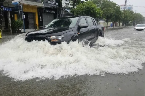 Nhiều tuyến đường ở thành phố Tam Kỳ (Quảng Nam) bị ngập nước do mưa lớn