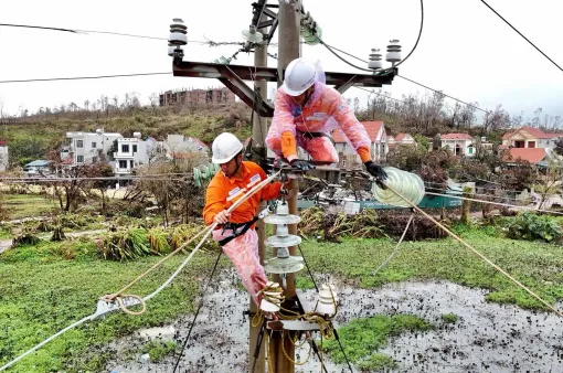 Còn hơn 70.000 khách hàng mất điện do bão lũ