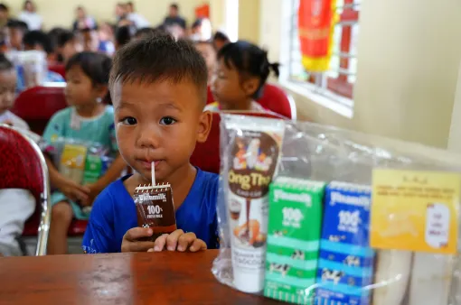 Vinamilk cùng trẻ em vùng khó khăn, sau bão lũ vui đón Trung thu