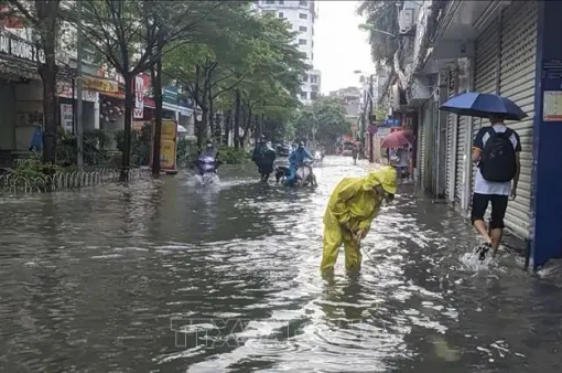 Cảnh báo ngập lụt nhiều tuyến phố khu vực nội thành Hà Nội