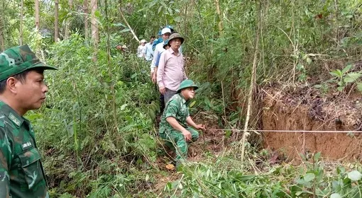 Xuất hiện vết nứt sâu trên đồi, Quảng Nam sơ tán dân khẩn cấp