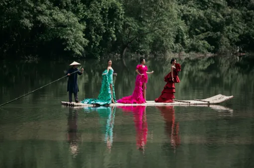 H’Hen Niê, Ngọc Châu, Xuân Hạnh đi bè đến sàn catwalk trong show Lê Thanh Hòa