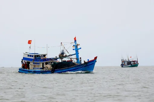 Tăng cường giám sát với tàu cá, chống các hành động khai thác bất hợp pháp