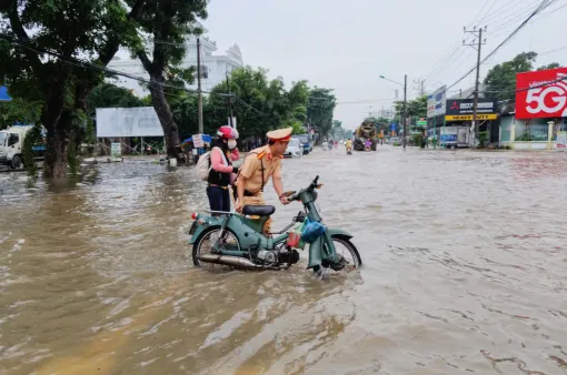 Cần Thơ: Lực lượng công an hỗ trợ người dân ứng phó triều cường