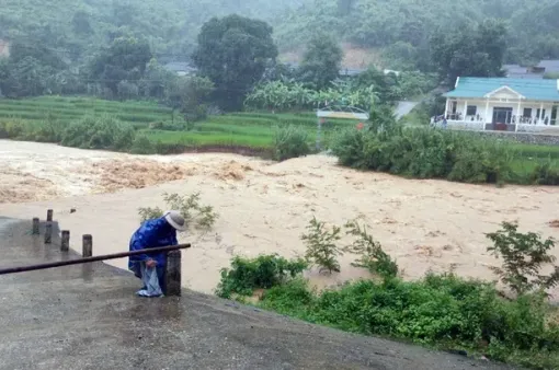 Ứng phó mưa lớn kéo dài, xã biên giới Thanh Hóa khẩn cấp sơ tán dân