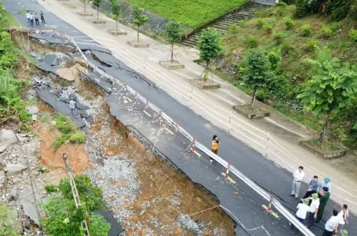 Mưa lớn gây sạt lở một số tuyến quốc lộ, nhiều xã bị chia cắt