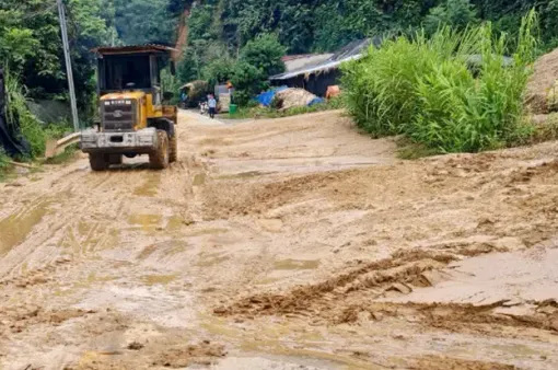 Nguy cơ tiếp tục sạt lở chia cắt Quốc lộ 70, nhiều đoạn chênh vênh bên vực sâu