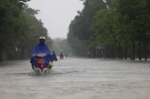 Mưa xối xả, nhiều trường ở Nghệ An cho học sinh nghỉ gấp