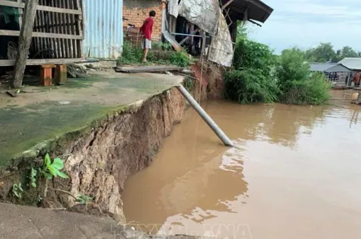 Di dời người dân ở khu vực nguy hiểm đến nơi an toàn