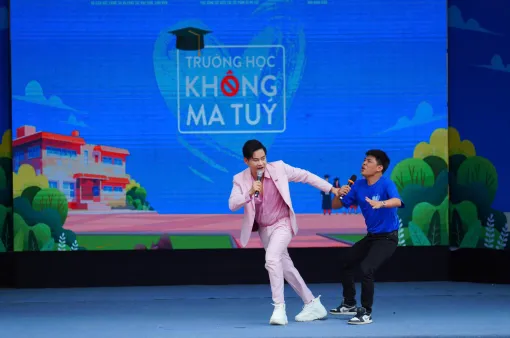 Nghệ sỹ Trung Ruồi dụ dỗ MC Hồng Phúc trong gameshow Trường học không ma túy mùa 2