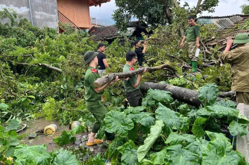 Cán bộ, chiến sĩ Công an tỉnh Tuyên Quang không quản khó khăn giúp dân trong bão lũ